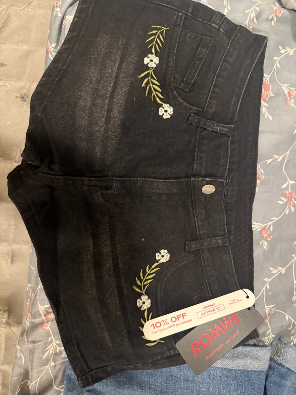 ROMWE Black Denim Ankle-Cropped Jeans with White Floral Embroidery